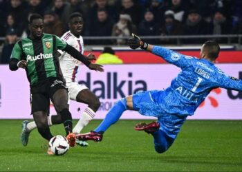 Ligue 1 : Lens et Rennes dévissent, Lille en profite, Lyon va mieux