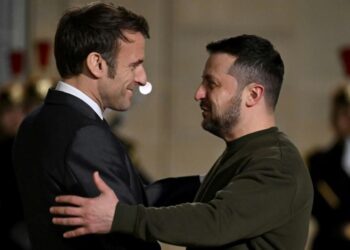 A Paris après Londres, Zelensky réclame des avions au “plus tôt”