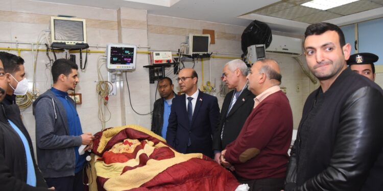 Le président de l'Université d'Assiout rend visite à une employée de l'université après qu'elle est tombée du bâtiment du réseau d'information 2 - Le Progrès Egyptien Le président de l'Université d'Assiout rend visite à une employée de l'université après qu'elle est tombée du bâtiment du réseau d'information 1 - Le Progrès Egyptien