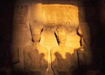 La tombée du soleil sur le visage de Ramsès II à Abou Simbel