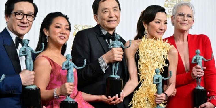 “Everything Everywhere” domine les SAG Awards 2 - Le Progrès Egyptien “Everything Everywhere” domine les SAG Awards 1 - Le Progrès Egyptien
