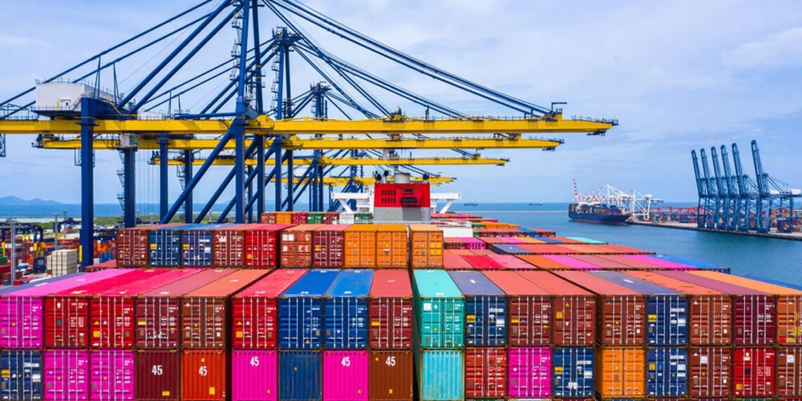 Bond sans précédent dans les exportations agricoles 1 - Le Progrès Egyptien Container ship loading and unloading in sea port, Aerial view of business logistic import and export freight transportation by container ship in harbor, Container loading Cargo freight ship, Dubai.