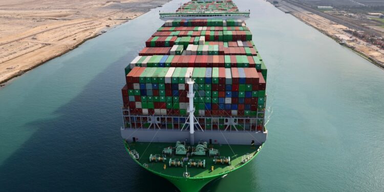 Canal de Suez : Traversée du géant porte-conteneurs EVER ACM 2 - Le Progrès Egyptien Canal de Suez : Traversée du géant porte-conteneurs EVER ACM 1 - Le Progrès Egyptien