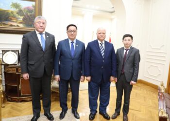 Le Gouverneur du Caire s’entretient avec l’ambassadeur kazakh