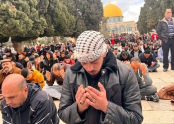 Les Palestiniens prient  pour les martyrs de Naplouse