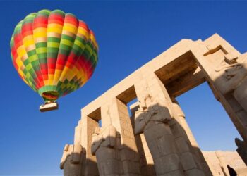 Les montgolfières embellissent le ciel de Louxor