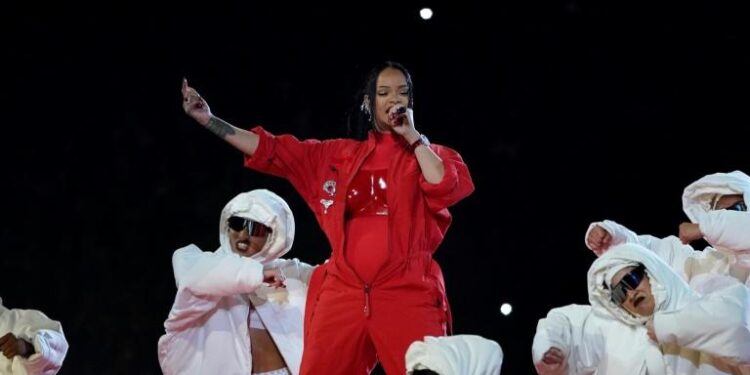 Rihanna revient sur scène, au Super Bowl, de nouveau enceinte 1 - Le Progrès Egyptien