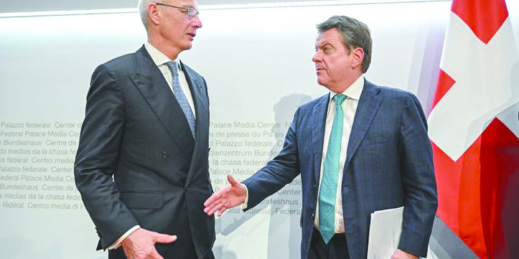 Banques mondiales : La panique semble de retour ! 1 - Le Progrès Egyptien UBS Chairman Colm Kelleher (R) shakes hands to Credit Suisse chairman Axel Lehmann (L) after a press conference following talks over Credit Suisse in Bern on March 19, 2023. UBS has agreed to take over its troubled Swiss rival Credit Suisse following urgent talks aimed at sparing the embattled bank from a bloodbath when the markets reopen. (Photo by Fabrice COFFRINI / AFP)
