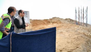Al-Sissi inspecte les travaux de construction de l’axe “Conseiller Abdel Meguid Mahmoud”