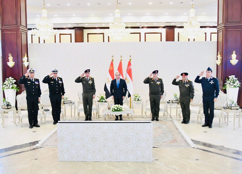 Le Président s'entretient avec les commandants de l'Armée après la prière du vendredi 4 - Le Progrès Egyptien Le Président s'entretient avec les commandants de l'Armée après la prière du vendredi 3 - Le Progrès Egyptien