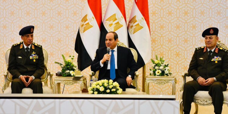 Le Président s'entretient avec les commandants de l'Armée après la prière du vendredi 2 - Le Progrès Egyptien Le Président s'entretient avec les commandants de l'Armée après la prière du vendredi 1 - Le Progrès Egyptien