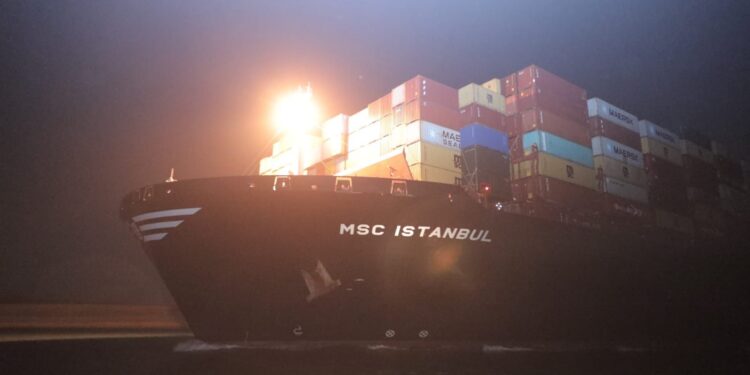 Remise à flot du porte-conteneurs MSC ISTANBUL 2 - Le Progrès Egyptien Remise à flot du porte-conteneurs MSC ISTANBUL 1 - Le Progrès Egyptien