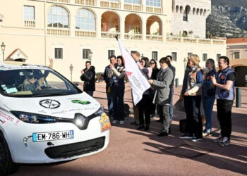 La princesse Stéphanie donne le top départ du rallye des Gazelles