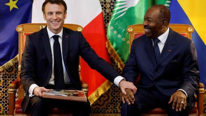 Macron participe à un sommet sur la protection des forêts au Gabon 1 - Le Progrès Egyptien French President Emmanuel Macron (L) meets with Gabon's President Ali Bongo Ondimba (R) for a bilateral meeting at Presidential Palace in Libreville, on March 1, 2023. French President Emmanuel Macron arrived in Libreville on March 1, 2023, for a four-day tour of Central Africa, designed to usher in a new era in the relationship between France and the continent where anti-French resentment is growing. (Photo by LUDOVIC MARIN / AFP)