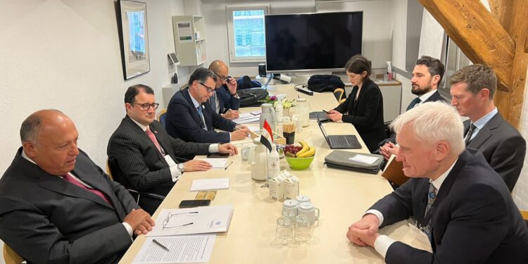 <strong>Choucri rencontre le ministre d'État britannique à la sécurité énergétique à Copenhague</strong> 2 - Le Progrès Egyptien <strong>Choucri rencontre le ministre d'État britannique à la sécurité énergétique à Copenhague</strong> 1 - Le Progrès Egyptien