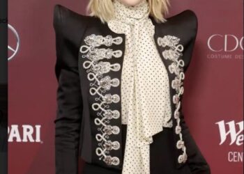 Cate Blanchett tente le costume audacieux
