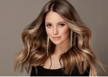 Le blond champagne, la couleur phare de 2023