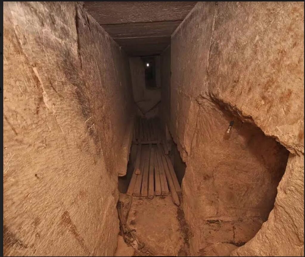 Khéops : Qu’y a-t-il après le couloir découvert ? 4 - Le Progrès Egyptien Khéops : Qu’y a-t-il après le couloir découvert ? 3 - Le Progrès Egyptien