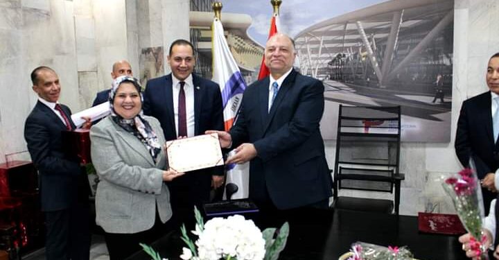 Société holding des aéroports : Hommage aux mères exemplaires 2 - Le Progrès Egyptien Société holding des aéroports : Hommage aux mères exemplaires 1 - Le Progrès Egyptien