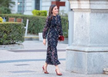 La reine Letizia a recyclé sa robe «confettis» pour visiter l’exposition Nebrija