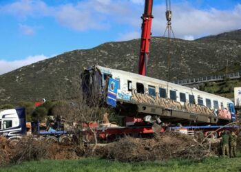 Catastrophe ferroviaire en Grèce : Mitsotakis demande d’enquêter