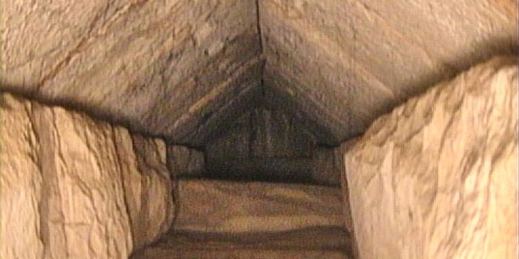 Khéops : Qu’y a-t-il après le couloir découvert ? 2 - Le Progrès Egyptien Khéops : Qu’y a-t-il après le couloir découvert ? 1 - Le Progrès Egyptien