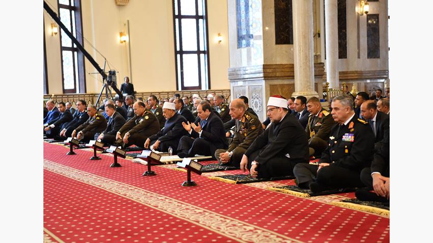 Le Président s'entretient avec les commandants de l'Armée après la prière du vendredi 8 - Le Progrès Egyptien Le Président s'entretient avec les commandants de l'Armée après la prière du vendredi 7 - Le Progrès Egyptien