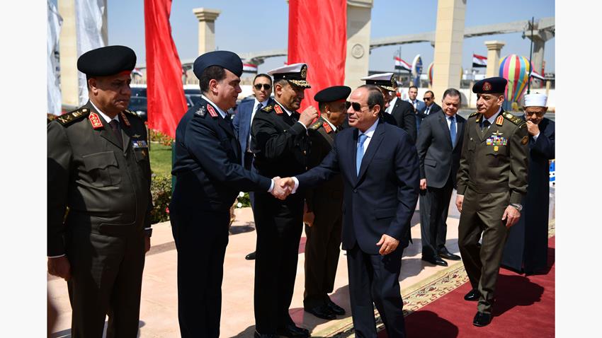 Le Président s'entretient avec les commandants de l'Armée après la prière du vendredi 10 - Le Progrès Egyptien Le Président s'entretient avec les commandants de l'Armée après la prière du vendredi 9 - Le Progrès Egyptien