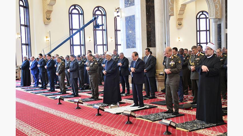 Le Président s'entretient avec les commandants de l'Armée après la prière du vendredi 6 - Le Progrès Egyptien Le Président s'entretient avec les commandants de l'Armée après la prière du vendredi 5 - Le Progrès Egyptien