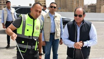Al-Sissi inspecte des projets d’axes routiers dans le gouvernorat de Guiza