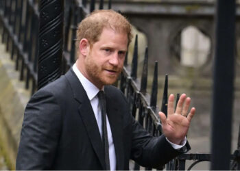 Le prince Harry, au tribunal, accuse la famille royale britannique