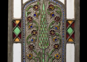 Vitrail en plâtre décoré d’un cyprès central