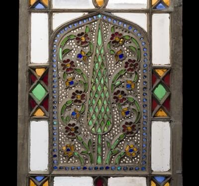 Vitrail en plâtre décoré d’un cyprès central 1 - Le Progrès Egyptien