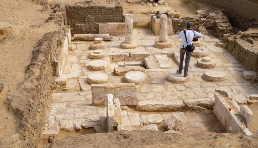 Découverte d'une tombe et quatre petits sanctuaires à Saqqarah 4 - Le Progrès Egyptien Découverte d'une tombe et quatre petits sanctuaires à Saqqarah 3 - Le Progrès Egyptien