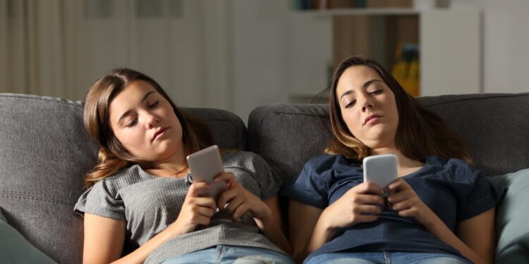 Smartphone : plus de 3h par jour et le dos des ados est en danger 1 - Le Progrès Egyptien