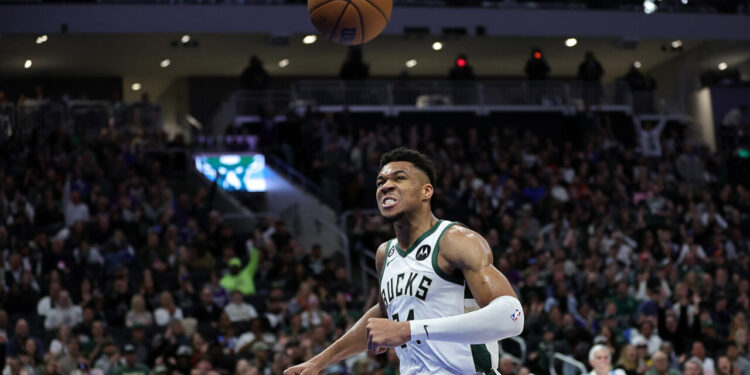 NBA : Les Bucks maîtrisent les Sixers 1 - Le Progrès Egyptien MILWAUKEE, WISCONSIN - APRIL 02: Giannis Antetokounmpo #34 of the Milwaukee Bucks reacts to a dunk against the Philadelphia 76ers during the first half of a game at Fiserv Forum on April 02, 2023 in Milwaukee, Wisconsin. NOTE TO USER: User expressly acknowledges and agrees that, by downloading and or using this photograph, User is consenting to the terms and conditions of the Getty Images License Agreement. (Photo by Stacy Revere/Getty Images)