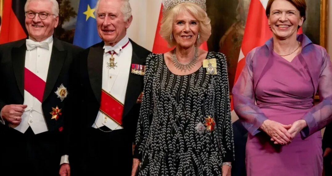 Camilla étincelante en Allemagne, en noir et argent et coiffée de la tiare Greville 2 - Le Progrès Egyptien Camilla étincelante en Allemagne, en noir et argent et coiffée de la tiare Greville 1 - Le Progrès Egyptien