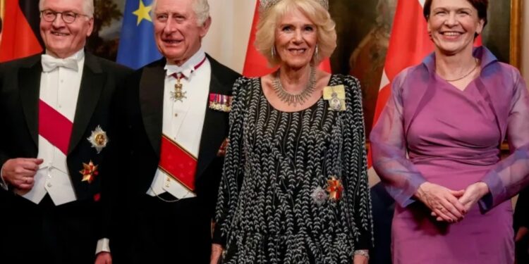 Camilla étincelante en Allemagne, en noir et argent et coiffée de la tiare Greville 2 - Le Progrès Egyptien Camilla étincelante en Allemagne, en noir et argent et coiffée de la tiare Greville 1 - Le Progrès Egyptien