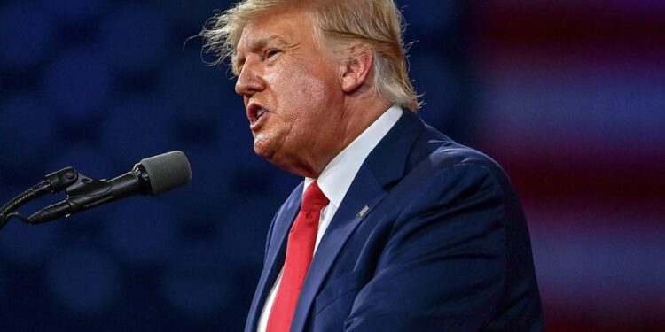 USA: L'ancien président Trump officiellement arrêté par la police 1 - Le Progrès Egyptien (FILES) In this file photo taken on February 26, 2022, former US President Donald Trump speaks at the Conservative Political Action Conference 2022 (CPAC) in Orlando, Florida. - Trump said he expects to be "arrested" on March 21, 2023, over hush money allegedly paid to a porn star before the 2016 election and urged Americans to protest. Citing a "leak" from the Manhattan district attorney's office, Trump wrote on his Truth Social platform on March 18, 2023: "Leading Republican candidate & former President of the United States of America will be arrested on Tuesday of next week. Protest, take our nation back!" (Photo by CHANDAN KHANNA / AFP)