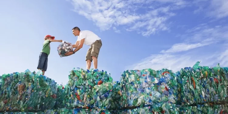 Recyclage des plastiques, n'oublions pas les fondamentaux ! 1 - Le Progrès Egyptien « La chaîne de valeur du recyclage des plastiques comprend de nombreuses étapes industrielles coûteuses. » (iStock)