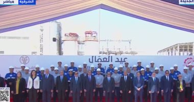 Al-Sissi prend une photo souvenir avec les travailleurs d'une sucrerie de Charqiya 2 - Le Progrès Egyptien Al-Sissi prend une photo souvenir avec les travailleurs d'une sucrerie de Charqiya 1 - Le Progrès Egyptien