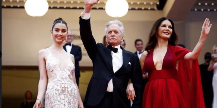 Michael Douglas à Cannes avec Zeta-Jones et leur fille 2 - Le Progrès Egyptien Michael Douglas à Cannes avec Zeta-Jones et leur fille 1 - Le Progrès Egyptien