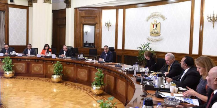 Madbouli examine avec des représentants de la Banque mondiale la stratégie de développement de l'industrie 2 - Le Progrès Egyptien Madbouli examine avec des représentants de la Banque mondiale la stratégie de développement de l'industrie 1 - Le Progrès Egyptien