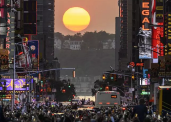 Le “Manhattanhenge”, quand le soleil s’aligne entre les gratte-ciel de New York