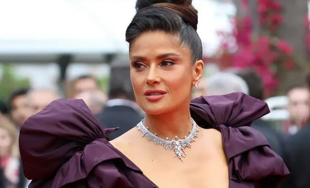 Salma Hayek renversante en McQueen 2 - Le Progrès Egyptien Salma Hayek renversante en McQueen 1 - Le Progrès Egyptien