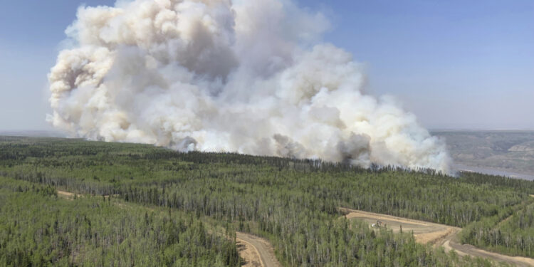 Plus de 100 feux ravagent l'Alberta.