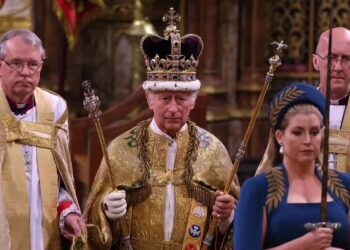 Charles III couronné