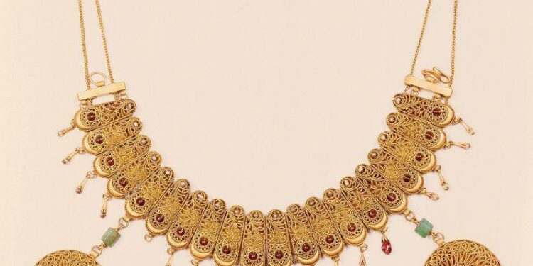 Collier en or 2 - Le Progrès Egyptien Collier en or 1 - Le Progrès Egyptien