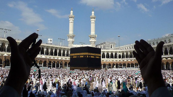 EgyptAir transporte 3 000 pèlerins palestiniens pendant la saison du Hajj 1 - Le Progrès Egyptien TOPSHOTS Muslim pilgrims perform the final walk (Tawaf al-Wadaa) around the Kaaba at the Grand Mosque in the Saudi holy city of Mecca on November 30, 2009. The annual Muslim hajj pilgrimage to Mecca wound up without the feared mass outbreak of swine flu, Saudi authorities said, reporting a total of five deaths and 73 proven cases. AFP PHOTO/MAHMUD HAMS (Photo credit should read MAHMUD HAMS/AFP/Getty Images)