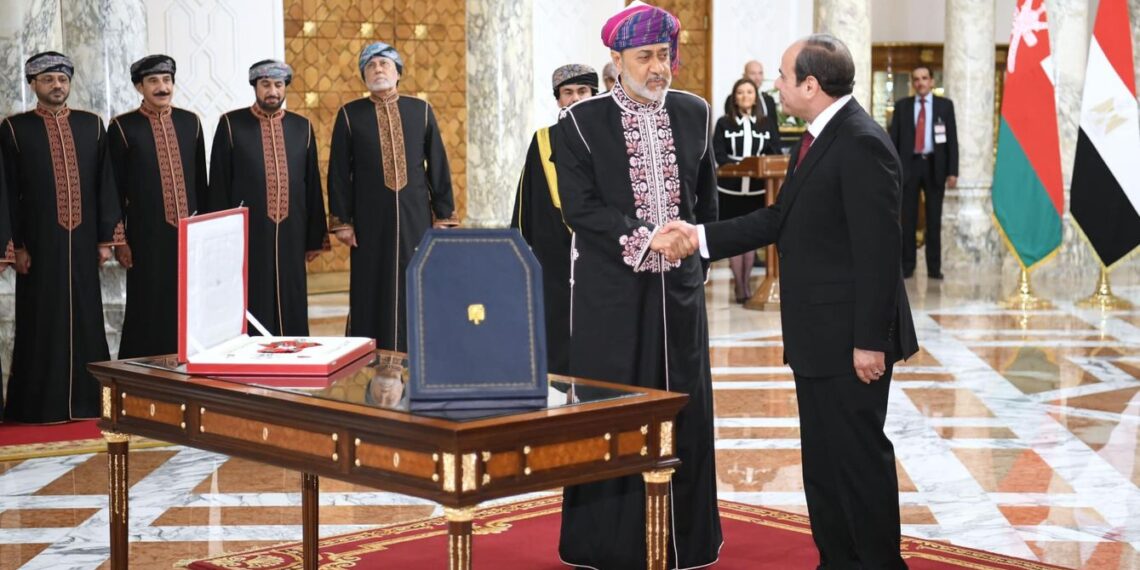 Le Président Al-Sissi et le Sultan Al-Saïd échangent les décorations 2 - Le Progrès Egyptien Le Président Al-Sissi et le Sultan Al-Saïd échangent les décorations 1 - Le Progrès Egyptien